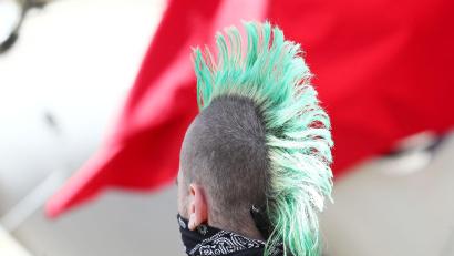 Bild: Bodo Schackow/dpa
Punks der Gruppe „Aktion Sylt“ hatten bereits in den vergangenen beiden Jahren auf der Insel demonstriert (Symbolbild).