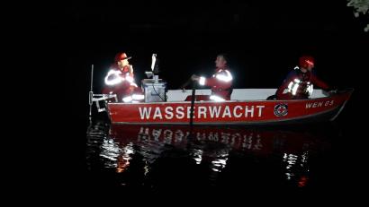 Bild: Roland Wellenhöfer
Die Wasserwacht suchte den Flutkanal in Weiden bei der Suche nach einer Person mit einem Sonargerät ab.