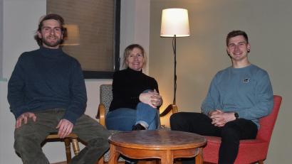 Bild: stg
Eine starke Familie: Renate Pressler und ihre beiden Söhne David (links) und Daniel (rechts) eröffnen am Samstag ihr Kulturcafé „Alte Druckerei“.