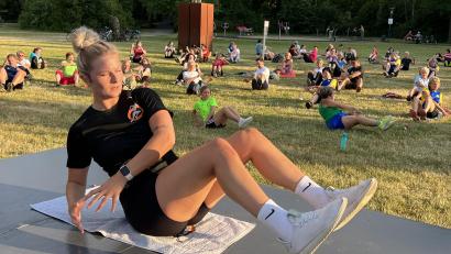 Archivbild: Heike Unger
Ein bisschen Bewegung in der Abendsonne, zum Start in den Feierabend: Jenni Hermann leitete das Power-Workout bei der Premiere von "Fit in den Feierabend" im vergangenen Jahr.