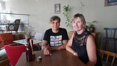 Bild: kaz
Barbara Udvari (links) und Renate Pressler besprechen die anstehende Vernissage im Kulturcafé Kemnath.
