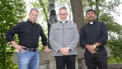 Bild: bey
Der Abschied von Pater John Gali (rechts) und die Übernahme seiner Aufgaben durch Pater Thomas Mühlberger (links) ist nahtlos verlaufen. Stadtpfarrer Adam Karolczak (Mitte) zeigte sich darüber sehr erfreut, zugleich aber auch, dass mit Ruhestandspfarrer Wolfgang Häupl und dessen Einzug ins Pfarrhaus Waidhaus eine weitere personelle Verstärkung kommt.