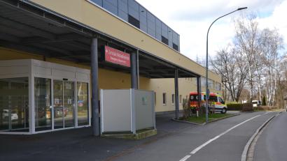Archivbild: as
Das Schild "Zentrale Notaufnahme" ist schon längere Zeit abmontiert. Rettungswagen sollten eigentlich nur noch in seltenen Ausnahmefällen das Krankenhaus Tirschenreuth anfahren dürfen. Mitte Mai wurde diese Regel etwas gelockert. Leicht verletzte Patienten dürfen wieder gebracht werden.