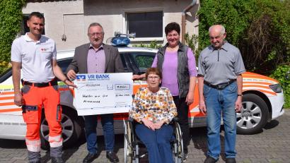 Bild: bö
Den Spendenscheck über 1000 Euro überreichen die Landfrauen aus dem Gemeindebereich Hohenburg den Ersthelfern vor Ort der Gruppe Hirschwald (von links): Benjamin Wood, Hans Seitz, Edeltraud Seitz, Margarete Schießl und Georg Reis.