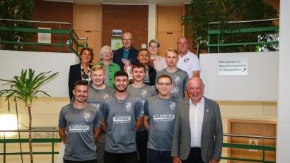 Bild: egl
Die Zweite Mannschaft des TSV Kümmersbruck steigt das erste Mal in der Vereinsgeschichte auf. Diesen Erfolg würdigt Bürgermeister Roland Strehl (vorn, rechts) mit einem Empfang im Rathaus.
