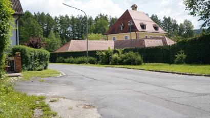 Bild: kaz
Die Ortsdurchfahrt von Schönreuth wird von Grund auf saniert. Die Arbeiten sollen etwa zu Beginn der Sommerferien starten.