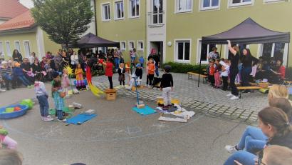 Bild: gz
Die Buben und Mädchen der katholischen Kindertageseinrichtung bekommen von den Zuschauern viel Beifall.