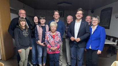 Bild: Daniela Fuhrmann
Andrea Bertelshofer (Vierte von links) führt den SPD-Ortsverband weiter mit Stellvertreterin Daniela Fuhrmann (rechts) Die SPD-Frauen leitet Traudl Ucles (vorne, Mitte)