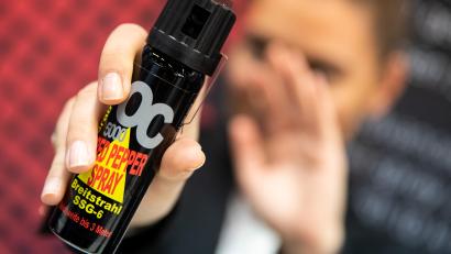 Symbolbild: Daniel Karmann/dpa
So sehen die "Pfeffersprays" aus, die man ab 14 Jahren frei kaufen kann: Die Flaschen haben entsprechende Aufschriften.