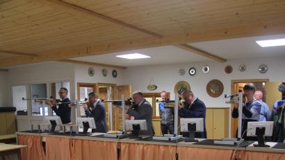 Bild: Susanne Pfaff/exb
Sie probierten die neuen Schießstände gleich aus (von links): Thomas Pickel, Bernhard Scheidig, Markus Brunner, Martin Preuß und Maria Schießlbauer