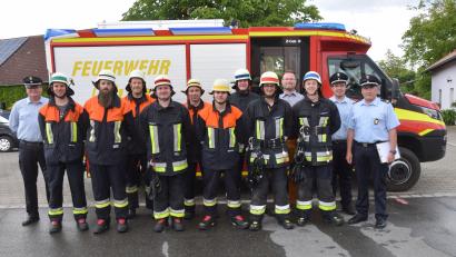 Bild: bö
Eine fehlerfreie Leistung zeigt die Löschgruppe der Feuerwehr Mendorferbuch-Egelsheim. Dazu gratulieren das Schiedsrichterteam und Bürgermeister Florian Junkes.