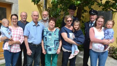 Bild: jr
Goldene Hochzeit feierten am Dienstag Hildegard und Josef Rosner (Sechste und Vierter von links). Dazu gratulierten neben der Familie auch Bürgermeister Max Bindl (Dritter von links), Pfarrseelsorger Pater Benedikt Leitmayr (Fünfter von links) sowie Vertreter der Feuerwehr Höflas.