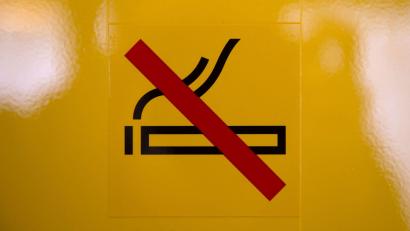 Bild: picture alliance / dpa
Krebsforscher fordern ein Verkaufsverbot von Zigaretten in Supermärkten und Tankstellen.