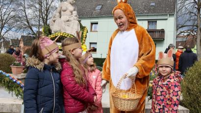 Bild: mfh
Für die Kinder ist es der Osterhase, für manche Erwachsene Alfons Wanninger. Seit Samstag ist der Mutter-Kind-Brunnen in der Theordor-Heuss-Straße wieder festlich geschmückt. Nächstes Wochenende herrscht dort Festbetrieb.