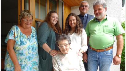 Bild: hm
Zum 80. Geburtstag konnte Elfriede Merter die Glückwünsche von Bürgermeister Richard Tischler entgegennehmen. Im Bild die Jubilarin zusammen mit ihren Kindern und Enkelkinder.