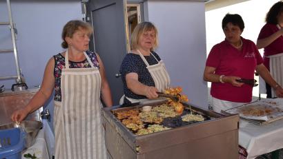 Bild: gi
Beim Holunderfest werden die leckeren Kücheln frisch herausgebacken.
