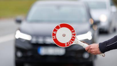 Bild: Daniel Karmann/dpa/Symbolbild
Beamte der Grenzpolizei Waldsassen kontrollierten am Mittwoch eine Autofahrerin aus Thüringen.