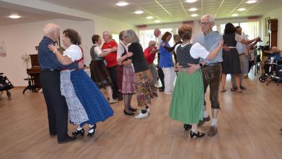 Bild: gi
Die OWV-Volkstanzgruppe tanzt in der Wohnanlage und Tagespflege an der Wieskirche.