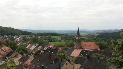 Archivbild: rpp
Im Bereich des Rathauses soll der Marktplatz in Neustadt am Kulm künftig durch Geschwindigkeitsbeschränkungen sicherer werden.