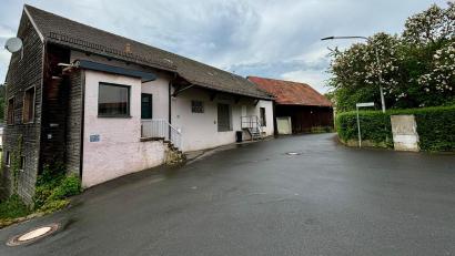 Bild: lei
Erst Raiffeisen und dann Linn High Therm nutzten dieses Lagerhaus, das eine Friseurin umbauen möchte, um darin einen Salon einzurichten. Der Stadel im Hintergrund soll Parkplätzen weichen.