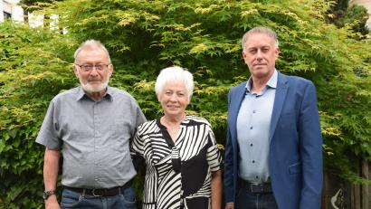 Bild: bö
Goldene Hochzeit feiern Anneliese und Günther Bauer. Dazu gratuliert auch Zweiter Bürgermeister Mathias Huger (rechts).