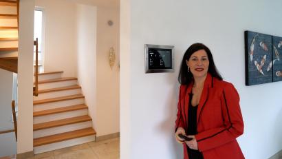 Bild: Valentin Russer
Panel an der Wand oder App im Smarthome: Das moderne Haus lässt sich steuern und denkt mit.