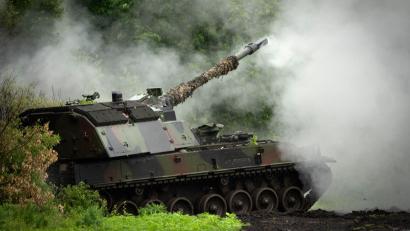 Bild: Efrem Lukatsky/AP/dpa
Eine deutsche Panzerhaubitze 2000 der ukrainischen Armee feuert auf russische Stellungen an der Frontlinie in der Nähe von Bachmut.