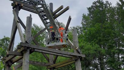 Bild: Christl Schemm/fph
Seit 2003 komplettierte der Nachbau eines Förderturms die Informationsstelle für Bergbau und Geologie an der ehemaligen Zeche „Kleiner Johannes“ in Arzberg. Da der Turm morsch war, haben ihn Mitglieder der Feuerwehr Arzberg dieser Tage abgerissen.
