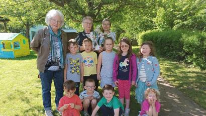 Bild: Sigrid Zylowski/exb
Die AKV-Spende gaben Rita Götz und Lydia Berner bei Kindergarten-Leiterin Sigrid Zylowski und einigen Kindern ab.