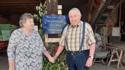 Bild: Ingrid König/exb
Rosa und Walter Janner gehen seit 60 Jahren miteinander durch dick und dünn. Sie erinnerten sich an ihre große traditionelle Bauernhochzeit vor 60 Jahren.