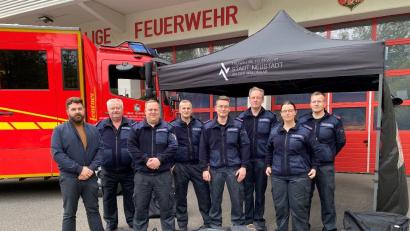 Bild: Feuerwehr Neustadt/WN/exb
Der Vorstand der Feuerwehr Neustadt zusammen mit Bürgermeister Sebastian Giering (lLinks) bei der Übergabe der Pavillons.