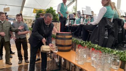 Bild: aub
Schirmherr und Bürgermeister Frank Zeitler durfte das erste Fass Fuchsberger Festbier anzapfen.