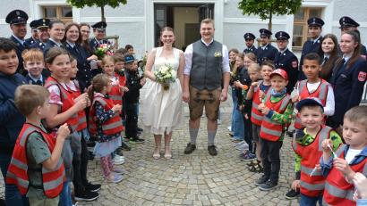 Bild: jr
Lena Nemsow und Maximilian Schicker nach der Trauung beim Verlassen des alten Rathauses in Mitterteich: Es warteten im Ehrenspalier unter anderem zahlreiche Mitglieder der Feuerwehr Mitterteich.