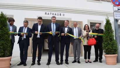Bild: szl
Eröffneten offizielle das Rathaus II: Projektleiter Torsten Will, MdL Tobias Reiß, MdEP Christian Doleschal, Ministerpräsident Markus Söder, Bürgermeister Franz Stahl, Landrat Roland Grillmeier, Regierungsvizepräsidentin Christiane Zürn und Architekt Peter Brückner.