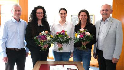 Bild: Hirsch
Bürgermeister Harald Bemmerl gratulierte Betreuer Ingo Kiendl sowie den Spielerinnen Silke Riedhammer, Maria Kummetsteiner und Anja Huber (von links) zum Gewinn der deutschen Pokalmeisterschaft.