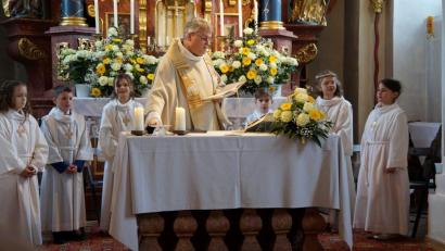 Bild: edo
Sechs Kinder erleben ihre feierliche Erstkommunion in der Johannes- Kirche in Oberbibrach. 
Von Pater Adrian empfingen sie zum ersten Mal die Hostie, was nach der Taufe das zweite Einführungssakrament darstellt.