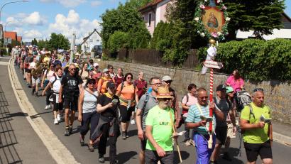 Bild: lep
Singend und betend kehren die Gößweinstein-Wallfahrer nach Kirchenthumbach zurück. Gezeichnet von den Strapazen, aber zufrieden und dankbar ziehen sie in das Gotteshaus ein.
