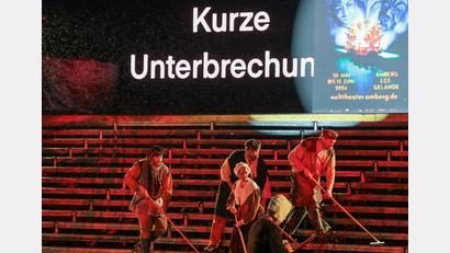 Bild: Wolfgang Steinbacher
Premiere des Amberger Welttheaters auf dem LGS-Gelände beim Wasserrad.