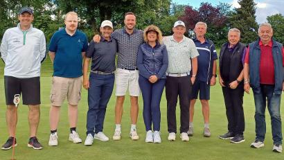 Bild: lst/exb
Nur Gewinner hat es am Wochenende beim Golf-Turnier des GLC Schmidmühlen zugunsten der Deutschen Krebshilfe gegeben. GLC- Spielleiter Reinhold Scharl (r.) gratulierte den erfolgreichen Spielerinnen und Spielern.