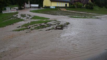 Bild: bö
Ein niedergehender Starkregen hat am Samstagnachmittag die Staatsstraße 2165 zwischen Emhof und Pettenhof im Bereich des Betriebsgebäudes des Zweckverbandes zur Wasserversorgung der Vils-Naab-Gruppe teilweise überflutet-.