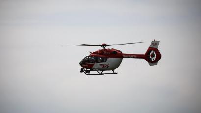 Symbolbild: Jan Woitas /dpa
Ein Rettungshubschrauber der Deutschen Luftrettung (DRF). Im Landkreis Augsburg haben Rettungskräfte Menschen aus ihren Häusern mit einem Hubschrauber gerettet.