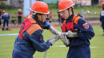 Bild: kro
Johanna Weiß (links) und Emma Peter aus Tirschenreuth beim Ankuppeln des Strahlrohrs.