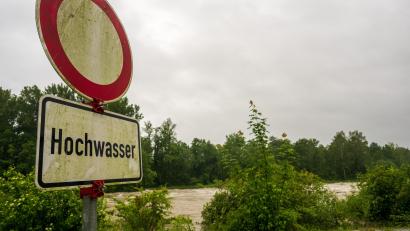 Bild: Stefan Puchner /dpa
An der Donau ist die Zufahrt wegen Hochwassers gesperrt. Nach den ergiebigen Regenfällen der letzten Tage wird Hochwasser erwartet. +++ dpa-Bildfunk +++