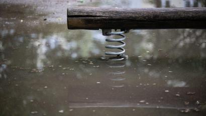 Bild: Hannes P. Albert/dpa/Archivbild
Eine Wippe auf einem Spielplatz steht im Wasser.