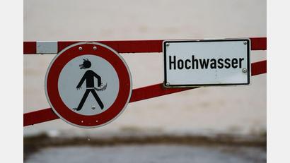 Bild: Andreas Arnold/dpa/Symbolbild
Ein Hochwasser-Schild steht an einem überfluteten Feld.