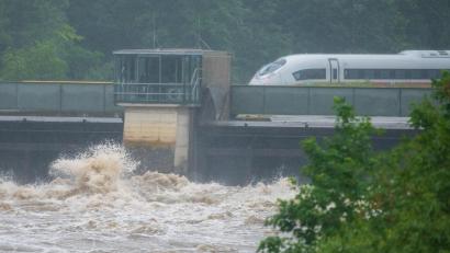 Symbolbild: Stefan Puchner /dpa
Ein ICE fährt an einer Schleuse an der Donau vorbei, aus der das Wasser sprudelt. Nach den ergiebigen Regenfällen der letzten Tage wird Hochwasser erwartet. +++ dpa-Bildfunk +++
