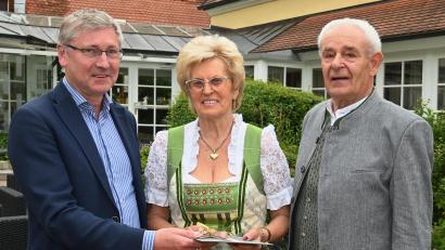 Bild: gf
Diamantene Hochzeit im Hause Belmer: Bürgermeister Franz Badura (links) gratuliert Sieglinde und Erwin Belmer.