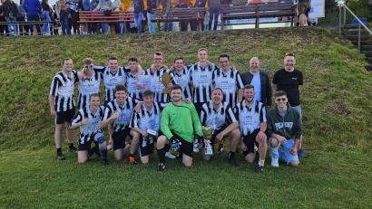 Bild: Tanja Schatz
Das Team „Cubana Lovers“ gewinnt den Kleinfeld-Cup 2024 in Schnaittenbach. Mit dabei sind Günther Schatz (hinten rechts) und Schirmherr Bürgermeister Marcus Eichenmüller (daneben).