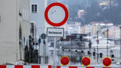 Bild: Armin Weigel/dpa
Eine vom Hochwasser der Donau Überschwemmte Straße ist gesperrt.
