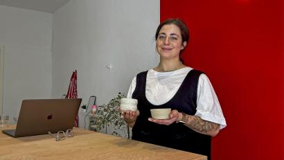 Bild: Katharina Melzner/fph
Produktdesignerin Anja Speckhahn machte ihr Hobby zum Nebenberuf: Im „Ohohoh“ können ihre Kunden Produkte aus Ton in Handarbeit fertigen.